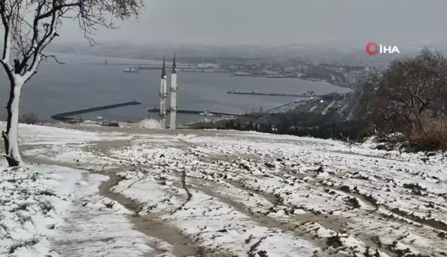 Tekirdağ'da Kar Yağışı İki Mevsimi Bir Arada Yaşattı