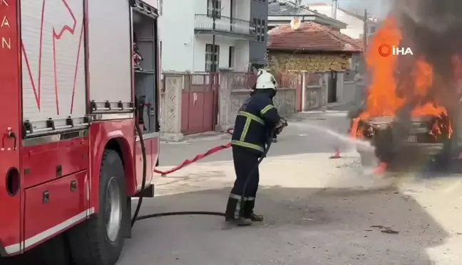 Aksaray'da Park Halindeki Tofaş Aracı Alev Alev Yandı