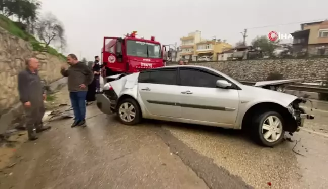 Yağışlı Havada Kontrolden Çıkan Otomobil Park Halindeki Araçla Çarpıştı