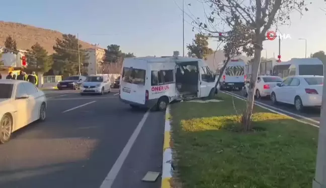 Mardin'de Tır ile Servis Aracı Çarpıştı: 11 Yaralı