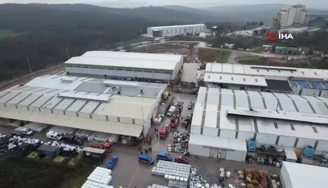 Sakarya'da Yalıtım Fabrikasında Yangın: 4 Yaralı