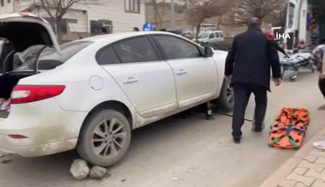 Elazığ'da Motokurye Feci Kaza Geçirdi