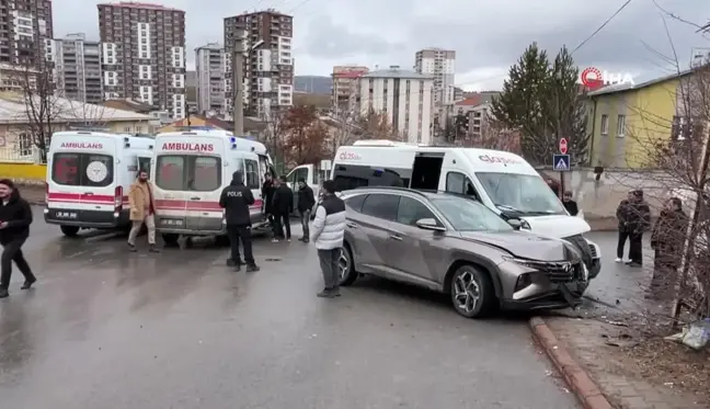 Sivas'ta Öğrenci Servisi Kaza Yaptı, Bir Öğrenci 'Dedeme Gidecektim' Diye Ağladı