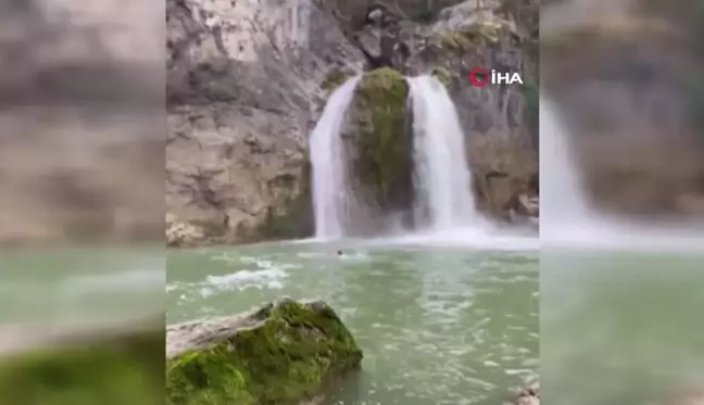 Kastamonulu Öğretim Görevlisi Buz Gibi Suda Yüzerek Şelaleyi Tanıttı