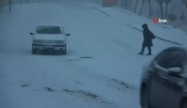 Van'da Yoğun Kar Yağışı Uçak Seferlerini Olumsuz Etkiledi