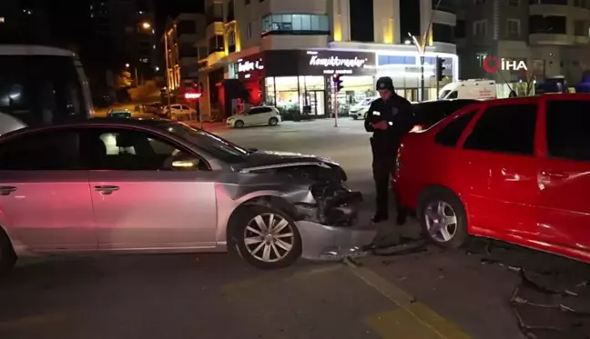 Kırmızı Işık İhlali Kazaya Neden Oldu: 2 Yaralı