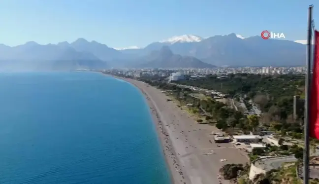 Antalya Kış Ortasında Yazı Yaşıyor: Konyaaltı Sahili Dolu