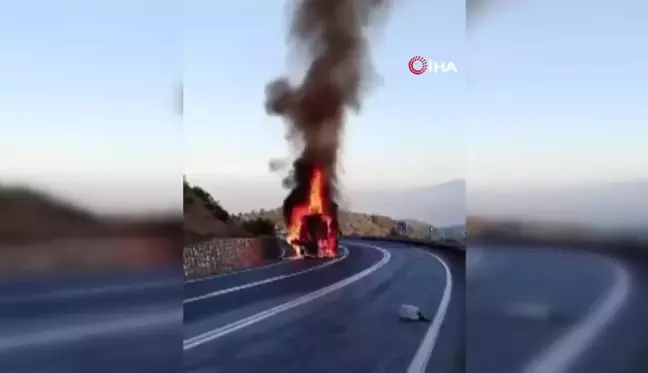 Seyir Halindeyken Alev Alev Yanan Tır Kullanılamaz Hale Geldi