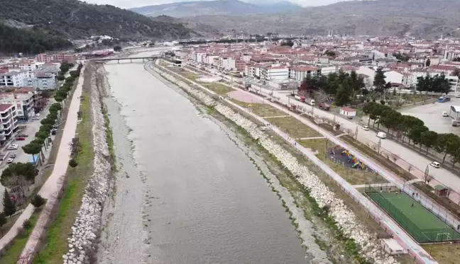 Yeşilırmak Nehri'ndeki Kirlilik, Bölge Sakinlerini Tedirgin Ediyor