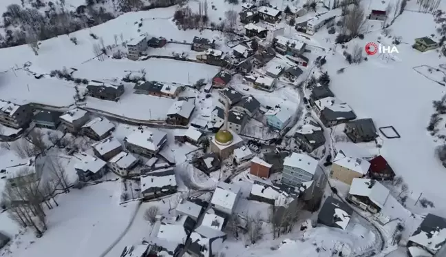 Bayburt'ta 32 yıl önce çığ felaketinde hayatını kaybedenler kar yağışı altında dualarla anıldı