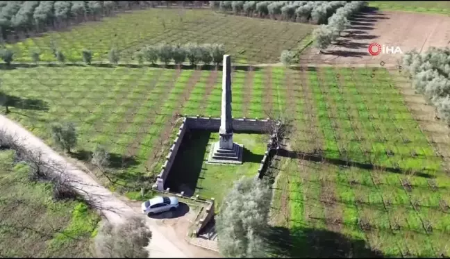 İznik'teki 2 Bin Yıllık Dikilitaş, Turistlerin İlgi Odağı Oluyor