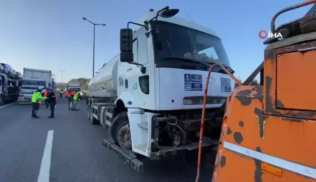 Tanker Aydınlatma Direğine Çarptı, Otomobilin Üzerine Devrildi