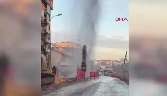 Kadıköy'de su borusu patladı; tazyikli su metrelerce yukarı fışkırdı