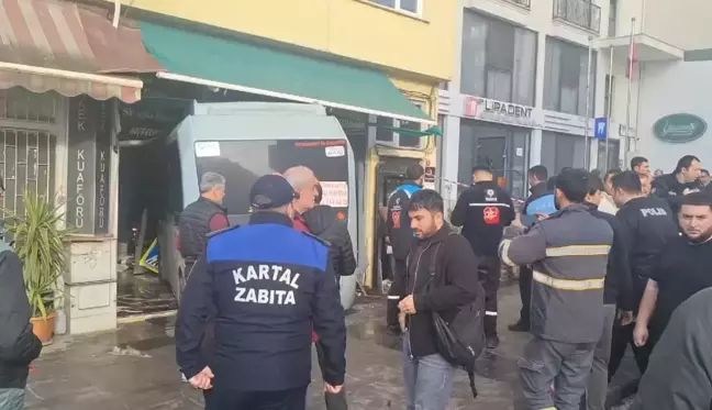 Kartal'da minibüs dükkana girdi, yaralılar var