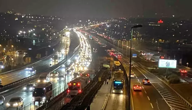 İstanbul'da okulların açılmasıyla birlikte trafik yoğunluğu artış gösterdi