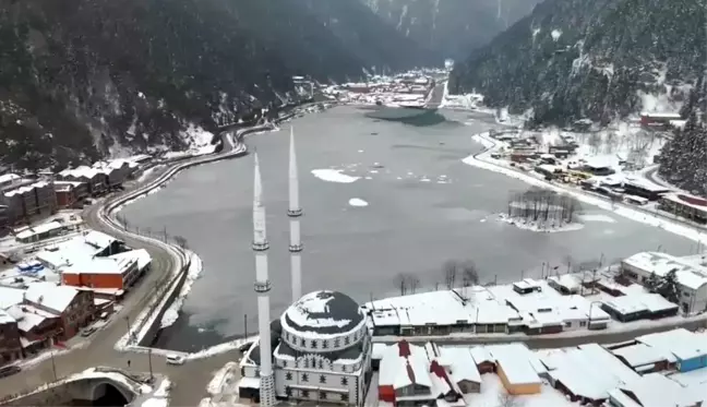 Uzungöl Kışın Buz Tutunca Görsel Şölen Sunuyor