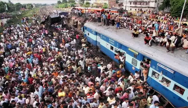 Hindistan'da tren istasyonu izdihamında 16 kişi hayatını kaybetti