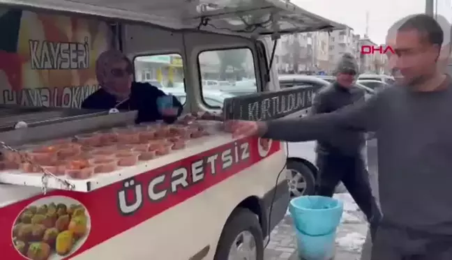 Boşanan Baba Lokma Dağıtarak Mutluluğunu Paylaştı