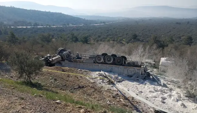 Mersin'de tır devrildi: 2 kişi hayatını kaybetti