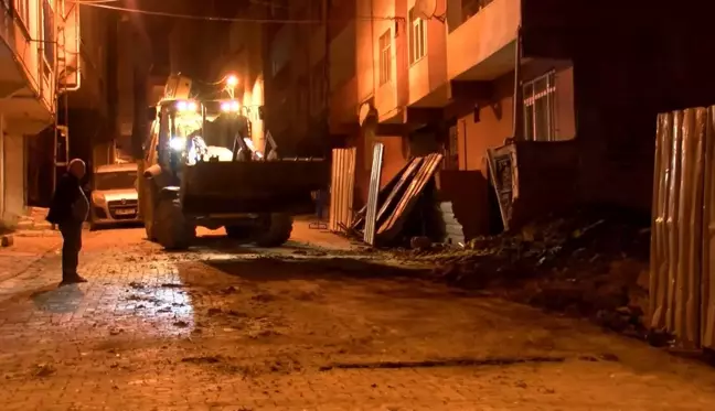 Bağcılar'da Toprak Kayması: Bina Boşaltıldı
