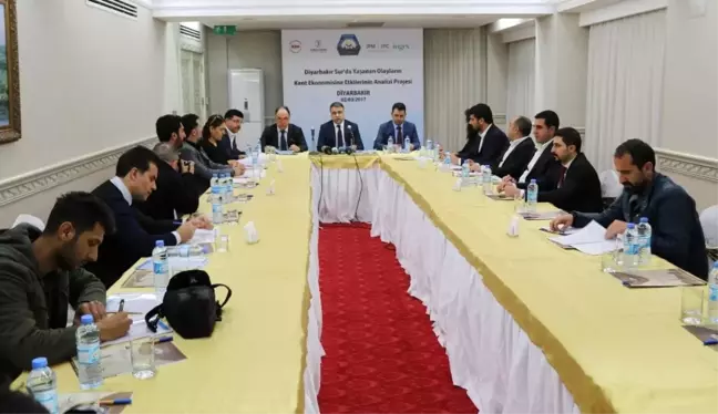 Basın Toplantısında Deprem Paniği