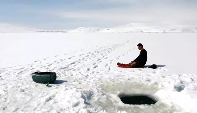 Donan göl üzerinde namaz