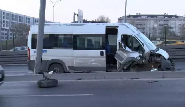 ESENYURT'TA MİNİBÜSLE OTOMOBİL ÇARPIŞTI 8 YARALI