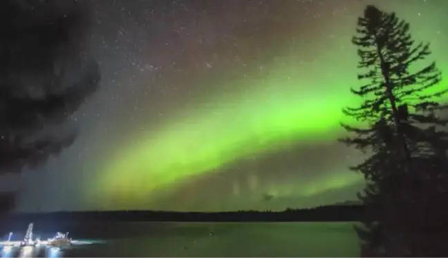 Alaska semalarında Kuzey Işıkları'nın muazzam dansı kamerada