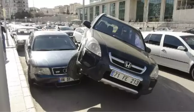 Kontrolden çıkan cip, park halindeki otomobilin üzerine çıktı