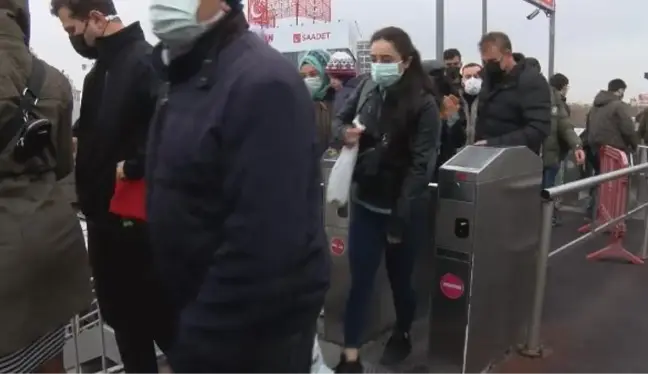 TOPLU TAŞIMADA YOĞUNLUK İSYANI YANIMDAKİYLE ARAMDA 20 SANTİMETRE MESAFE VAR