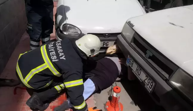 Covid-19 testi pozitif çıkan yaşlı kadına ambulanstan inerken otomobil çarptı...Otomobilin altında kalan kadını ekipler kurtardı