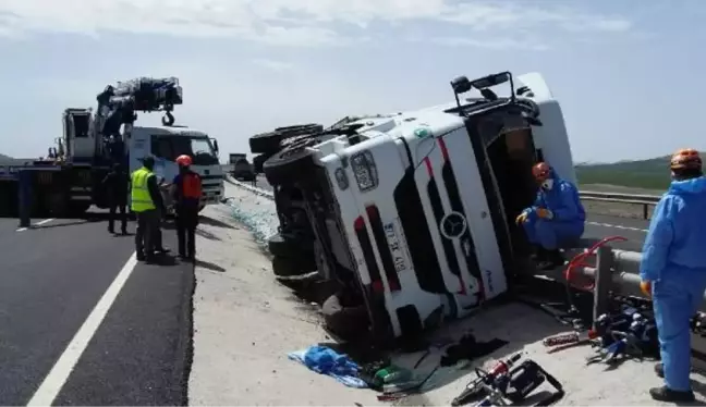 NİĞDE'DE LİMON YÜKLÜ TIR DEVRİLDİ, SÜRÜCÜ ÖLDÜ