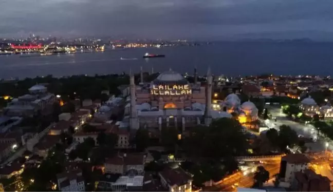 AYASOFYA CAMİİ'NDE KADİR GECESİ'NDE 'LA İLAHE İLLALLAH' MAHYASI YAKILDI- Havadan görüntülerle