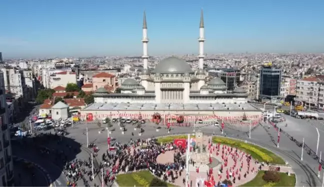 Taksim Cumhuriyet Anıtı'nda 19 Mayıs töreni