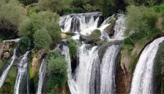 BAHARDA COŞAN MURADİYE ŞELALESİ'NE FOTOĞRAF İLGİSİ