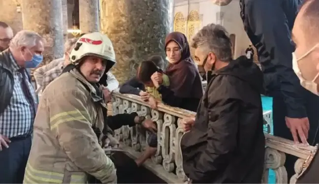 Ayasofya Camii'nde mahfil korkuluğuna ayağı sıkışan çocuk kurtarıldı