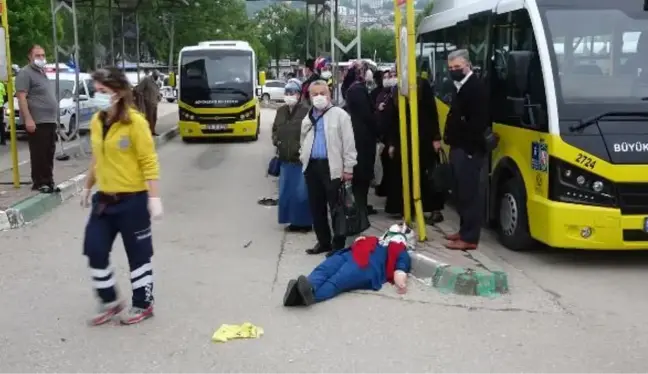 Bursa'da otomobil, otobüs durağına daldı: 5 yaralı