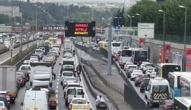 İSTANBUL'DA TRAFİK YOĞUNLUĞU YÜZDE 72