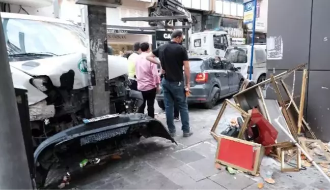 Şişli'de kırmızı ışık ihlali sonrası yaşanan kazada 2 kişi yaralandı