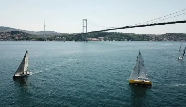 İstanbul Boğazı'nda yelkenli yarışları havadan görüntülendi