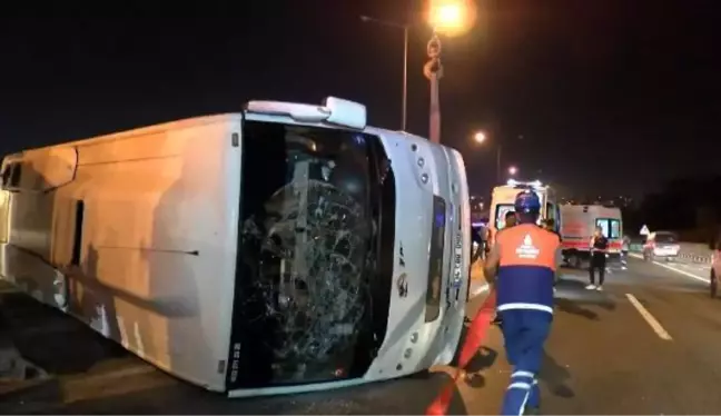 İSTANBUL-EYÜPSULTAN TEM OTOYOLU'NDA SERVİS MİDİBÜSÜ DEVRİLDİ: 4 YARALI