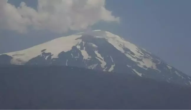 AĞRI DAĞI'NDAKİ BUZULLAR ERİDİKÇE HAYVAN FİGÜRLERİ ORTAYA ÇIKIYOR