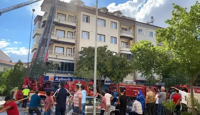 Aksaray'da 4 katlı apartmanın terasında yangın paniği