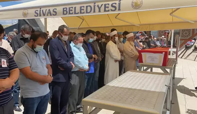 Son dakika: BEYİN KANAMASINDAN HAYATINI KAYBEDEN EMNİYET MÜDÜRÜ, TOPRAĞA VERİLDİ