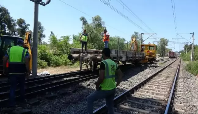 YÜK TRENİNİN 4 VAGONU RAYDAN ÇIKTI; HALKAPINAR-ÇİĞLİ İZBAN SEFERLERİ DURDU