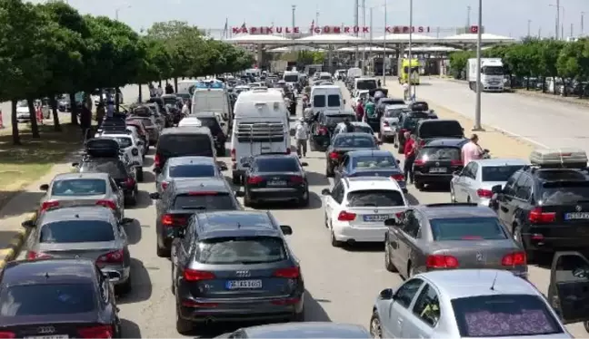 GURBETÇİLERİN KAPIKULE'DE DÖNÜŞ YOĞUNLUĞU