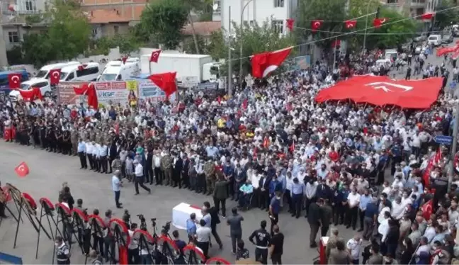 ŞEHİT UZMAN ÇAVUŞU ABLASI ÜNİFORMASI, NİŞANLISI BERESİYLE SON YOLCULUĞUNA UĞURLADI