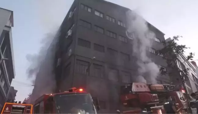 İSTANBUL-KAĞITHANE'DE AMBALAJ FABRİKASINDA YANGIN