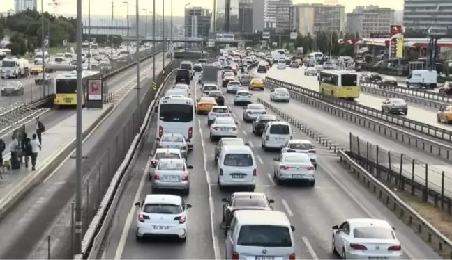 OKULLARIN AÇILDIĞI İLK GÜN İSTANBUL'DA AKŞAM TRAFİĞİ VE TOPLU TAŞIMADA SON DURUM