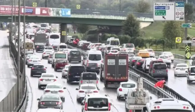 CEVİZLİBAĞ'DA YAĞIŞ NEDENİYLE TRAFİKTE VE TOPLU TAŞIMADA YOĞUNLUK OLUŞTU